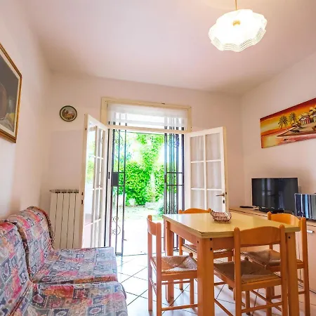House In With Swimming Pool, Garden With Gazebo And Barbecue. * Lido delle Nazioni