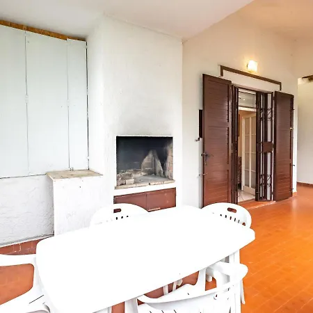 House In With Swimming Pool, Garden With Gazebo And Barbecue. Vakantiehuis *