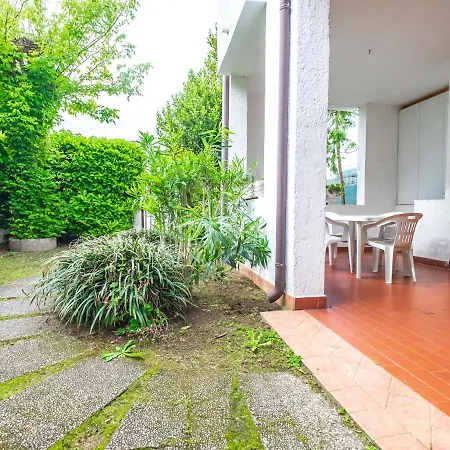 House In With Swimming Pool, Garden With Gazebo And Barbecue. Vakantiehuis *
